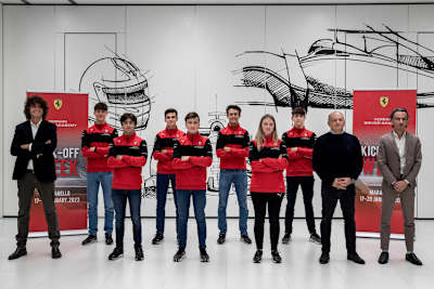 Die Teilnehmer der Ferrari Driver Academy mit Marco Matassa (l.), Frédéric Vasseur und Laurent Mekies (r.)