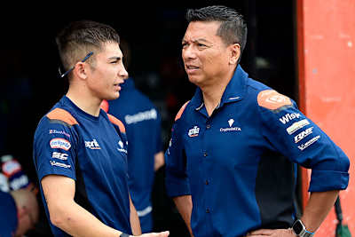 Raúl Fernández mit RNF-Aprilia-Teamchef Razlan Razali