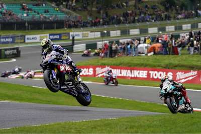 In Cadwell Park heben die Fahrer ab
