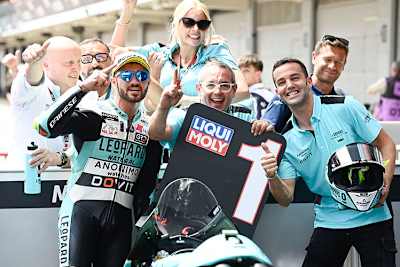 Dennis Foggia jubelt, ganz links Teamchef Miodrag Kotur aus Serbien