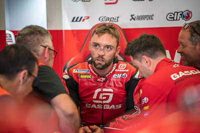 Jonas Folger beim Test, ganz rechts Crew-Chief Paul Trevathan