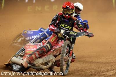 Ein seltener Moment: Max Fricke vor Weltmeister Bartosz Zmarzlik