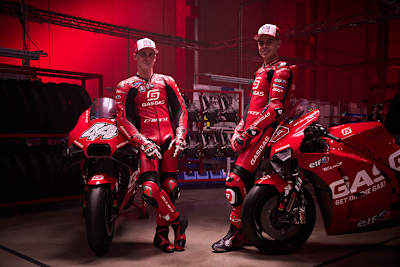 Das GASGAS Factory Racing Tech3-Team mit Pol Espargaró und Augusto Fernández