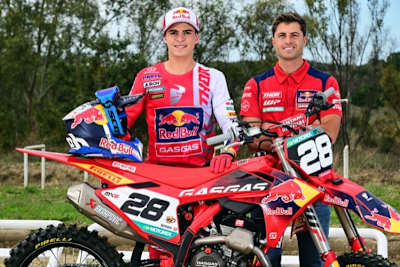 GASGAS-Fahrer Marc-Antoine Rossi mit Teamchef Davide De Carli