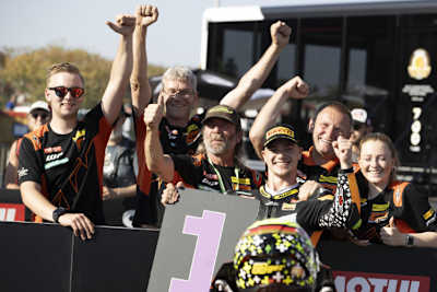 Letzte Runde: Matteo Vannucci neben der Strecke, Dirk Geiger dahinter