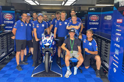 GMT94-Teamchef Christophe Guyot, rechts außen kniend