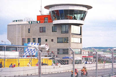 Zum WM-Comeback bekam der neue Sachsenring einen neuen Start- und Zielturm spendiert