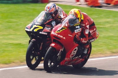 Steve Jenkner (17) gegen Manuel Poggiali (1) in der letzten Runde 2002 auf dem Sachsenring