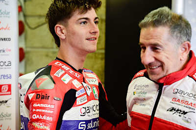 Teambesitzer Jorge Martinez mit Moto3-Weltmeister Izan Guevara (GASGAS)