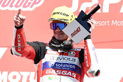 Izan Guevara jubelt: Fünfter Sieg im 16. Rennen