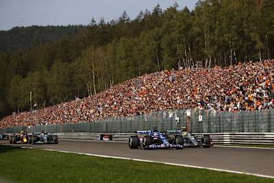 Start zum Belgien-GP: Da waren alle 20 Autos noch im Rennen, doch Lewis Hamilton kam nicht weit