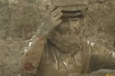 RJ Hampshire steckt mit blutendem Unterarm im Schlamm fest