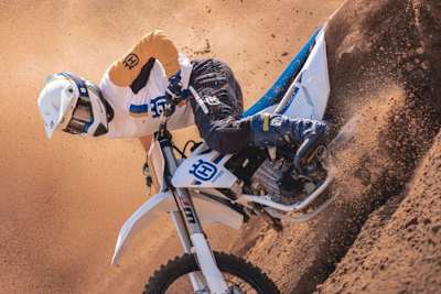 Kein Bild von einem Veteranen-Motocross, sondern die 2023er Husqvarna FC450 Heritage in Aktion