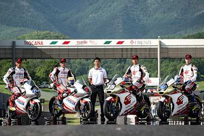 Die Moto3-Fahrer Aji (64) und Furusato (72), Aoyama, rechts Chantra (35) und Ogura (79)