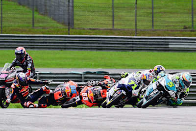 Holgado (96) und Öncü (53) stürzen, links Bertelle, ganz rechts Masià vor Sasaki und Veijer