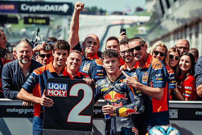 Dani Holgado führt in der Moto3-WM; links KTM-Manager Jens Hainbach