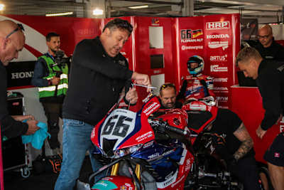 Teamchef Jens Holzhauer legt auch selbst Hand an