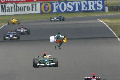 Mark Webber musste 2003 dem Pistengänger Neil Horan ausweichen