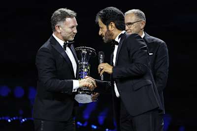 Red Bull Racing-Teamchef Christian Horner bekommt in Anwesenheit von Formel-1-CEO Stefano Domenicali den Konstrukteurspokal von FIA-Präsident Mohammed Ben Sulayem überreicht 