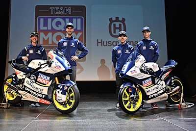 Das neue Husqvarna Moto2-Team: Binder & Tulovic, daneben das Moto3-Team mit Sasaki und Veijer