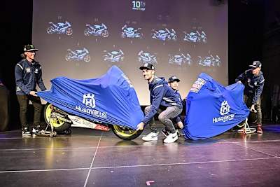 Ein spannender Moment: Binder, Tulovic, Sasaki und Veijer enthüllen die Husqvarna-Bikes