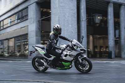 Kawasaki Ninja 7 Hybrid: Weltweit das erste Serienmotorrad mit Hybridantrieb 