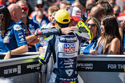 Nach dem Duell der Teamkollegen: Collin Veijer gratulierte Ayumu Sasaki noch im Parc Fermé
