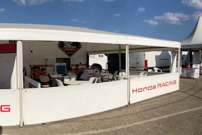 Unter dem JM-Zelt sind künftig neue Fahrer zu Hause