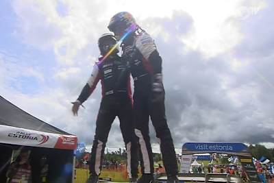 Die Sieger Jonne Halttunen und Kalle Rovanperä