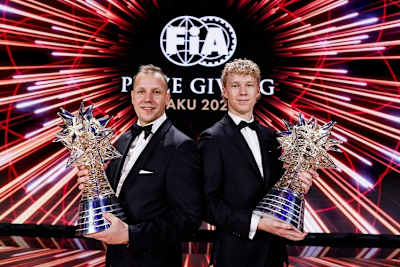 Jonne Halttunen und Kalle Rovanperä nahmen ihre Pokale in Empfang