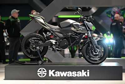 Elektro-Prototyp von Kawasaki: Immerhin ist bewiesen, dass dieses Fahrzeug sich aus eigener Kraft fortbewegen kann
