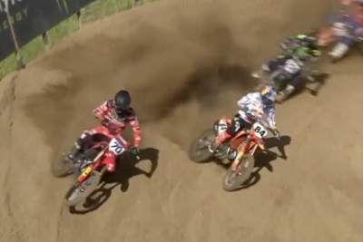 Jeffrey Herlings setzt in der ersten Runde zum Überholen an und geht in Führung