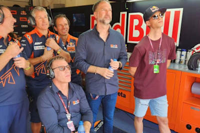 In der Box von Brad Binder: Pit Beirer, Jens Hainbach und Andrea Adamo (rechts) 