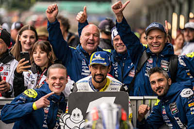 Sieg im ersten Lauf: Jubel bei Randy Krummenacher und dem Dynavolt-Team