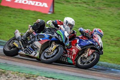 Könnte eng werden. Luca Grünwald vor Kamil Krzemien