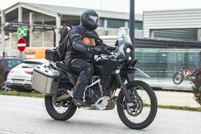 KTM 390 Adventure: 21er Vorderrad und Verkleidung im Rallye-Design