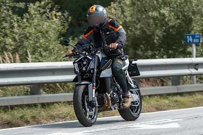 KTM 950 Duke: Neue Front mit zwei LED-Linsen und vier eckig angeordneten Tagfahrlicht-Balken