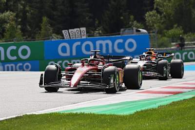 Charles Leclerc vor Max Verstappen