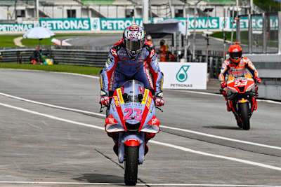 Gresini-Ducati-Ass Enea Bastianini vor Repsol-Honda-Star Marc Márquez