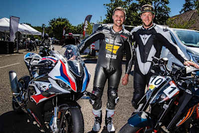 Tom Lüthi (li.) mit Ski-Rennfahrer Justin Murisier