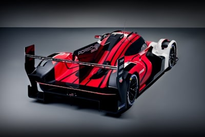 So sieht der Porsche 963 von hinten aus