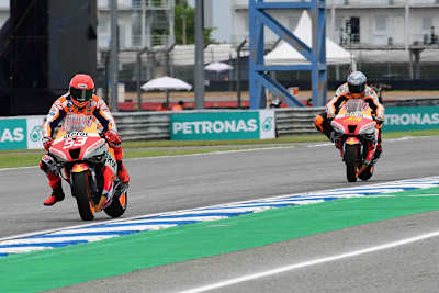 Buriram-GP: Marc Márquez (93) vor Pol Espargaró (44)