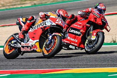 Im Vorjahr lieferten sich Marc Márquez und Pecco Bagnaia in Aragón ein packendes Duell