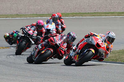 Marc Márquez (93) im Sprint vor Bastianini (23), Aleix Espargaró (41) und Di Giannantonio