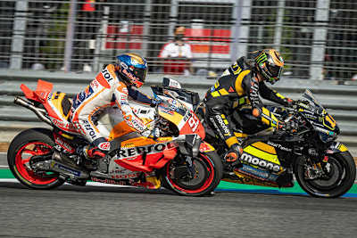 23. Runde: Marc Márquez schiebt sich innen an Luca Marini vorbei