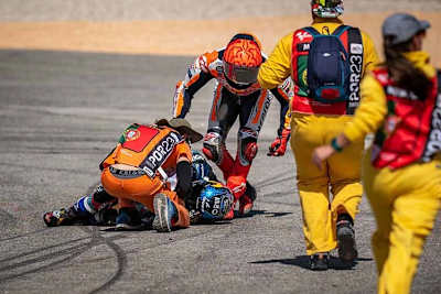 Marc Márquez schaute nach dem Crash beim reglosen Miguel Oliveira nach dem Rechten