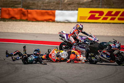 Nach der Kollision in Portimão: Marc Márquez und Miguel Oliveira verletzt am Boden