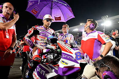 Jorge Martin mit Crew-Chief Daniele Romagnoli (links) am Grid in Lusail