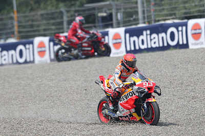 Marc Márquez im 1. Training im Kiesbett, dahinter Pirro