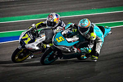 Der «block pass» von Masià (5) gegen Sasaki (71) in Lusail